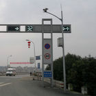 건널목 뜨거운 복각 교통 표지를 가진 직류 전기를 통한 신호등 폴란드